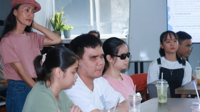 Những con người đi trong b&oacute;ng tối, chạm tới giảng đường bằng nghị lực v&agrave; kh&aacute;t vọng đổi đời - Ảnh 2.