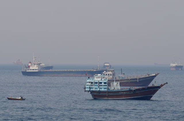Thế bế tắc tại eo biển Hormuz khiến 20.000 thuyền vi&ecirc;n mắc kẹt tr&ecirc;n c&aacute;c t&agrave;u h&agrave;ng - Ảnh 1.