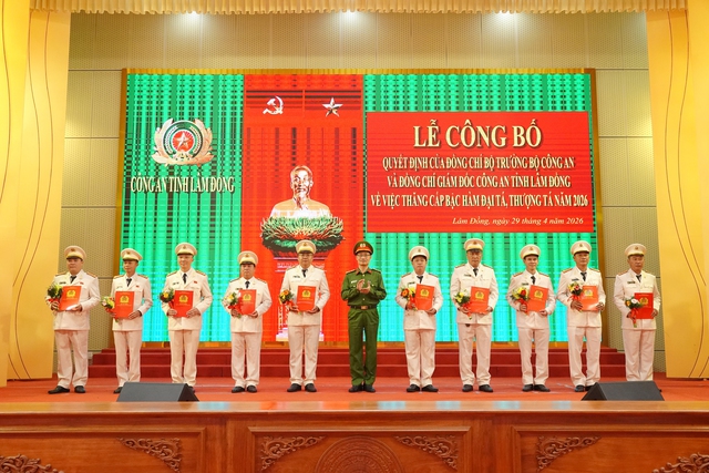 Thăng cấp bậc h&agrave;m cho 98 c&aacute;n bộ chủ chốt C&ocirc;ng an L&acirc;m Đồng- Ảnh 1.