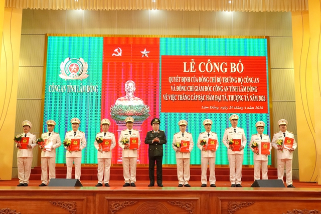Thăng cấp bậc h&agrave;m cho 98 c&aacute;n bộ chủ chốt C&ocirc;ng an L&acirc;m Đồng- Ảnh 3.