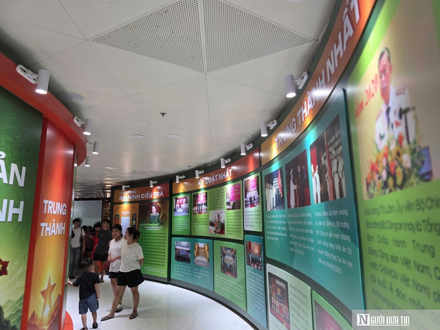 Người d&acirc;n, du kh&aacute;ch trải nghiệm "bức tường an ninh", h&ograve;a m&igrave;nh v&agrave;o &ldquo;Tổ quốc b&igrave;nh y&ecirc;n&rdquo; ở Đ&agrave; Nẵng- Ảnh 13.