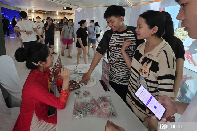 Người d&acirc;n, du kh&aacute;ch trải nghiệm "bức tường an ninh", h&ograve;a m&igrave;nh v&agrave;o &ldquo;Tổ quốc b&igrave;nh y&ecirc;n&rdquo; ở Đ&agrave; Nẵng- Ảnh 15.