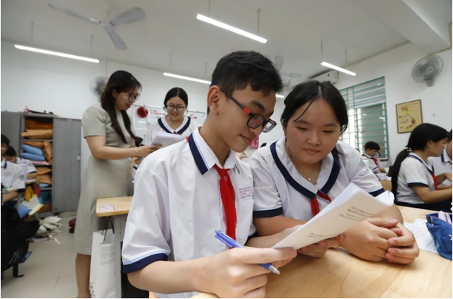 15 trường THPT H&agrave; Nội c&oacute; hơn 5.000 th&iacute; sinh đăng k&yacute; v&agrave;o lớp 10, tỉ lệ chọi thực tế g&acirc;y bất ngờ - Ảnh 1.