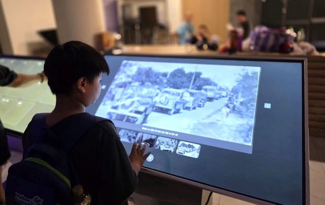 Người d&acirc;n, du kh&aacute;ch trải nghiệm "bức tường an ninh", h&ograve;a m&igrave;nh v&agrave;o &ldquo;Tổ quốc b&igrave;nh y&ecirc;n&rdquo; ở Đ&agrave; Nẵng- Ảnh 7.