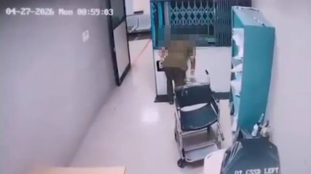 Nữ nh&acirc;n vi&ecirc;n bệnh viện bị kẹt đầu trong thang m&aacute;y v&agrave; c&aacute;i kết - Ảnh 1.