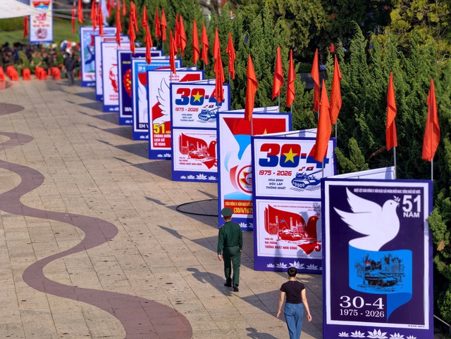 L&acirc;m Đồng: Triển l&atilde;m tranh cổ động tấm lớn &ndash; lan tỏa k&yacute; ức lịch sử, khơi dậy niềm tự h&agrave;o d&acirc;n tộc - Ảnh 7.