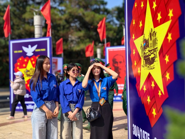 L&acirc;m Đồng: Triển l&atilde;m tranh cổ động tấm lớn &ndash; lan tỏa k&yacute; ức lịch sử, khơi dậy niềm tự h&agrave;o d&acirc;n tộc - Ảnh 9.