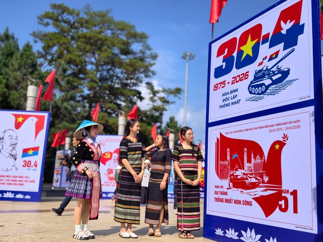 L&acirc;m Đồng: Triển l&atilde;m tranh cổ động tấm lớn &ndash; lan tỏa k&yacute; ức lịch sử, khơi dậy niềm tự h&agrave;o d&acirc;n tộc - Ảnh 6.