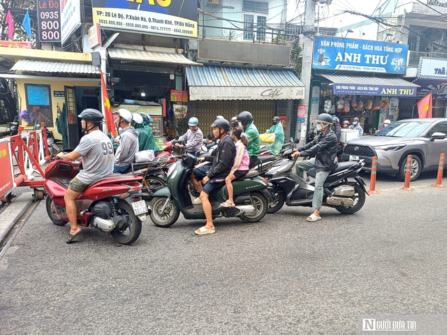 Vượt cần chắn khi t&agrave;u hỏa tới ở Đ&agrave; Nẵng: Đừng để nhanh một gi&acirc;y, g&aacute;nh hậu quả cả đời- Ảnh 5.