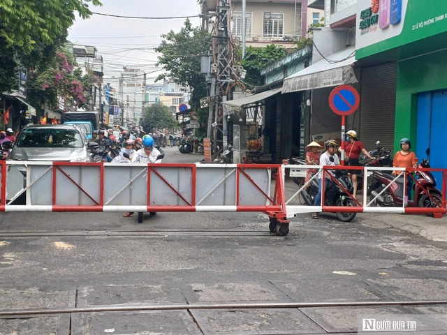 Vượt cần chắn khi t&agrave;u hỏa tới ở Đ&agrave; Nẵng: Đừng để nhanh một gi&acirc;y, g&aacute;nh hậu quả cả đời- Ảnh 6.