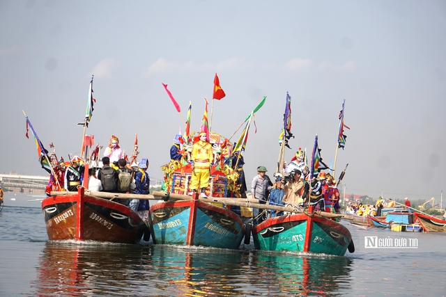 Lướt s&oacute;ng trải nghiệm lễ hội cầu ngư hơn 200 năm tuổi của ngư d&acirc;n tr&ecirc;n đầm Thị Nại- Ảnh 1.