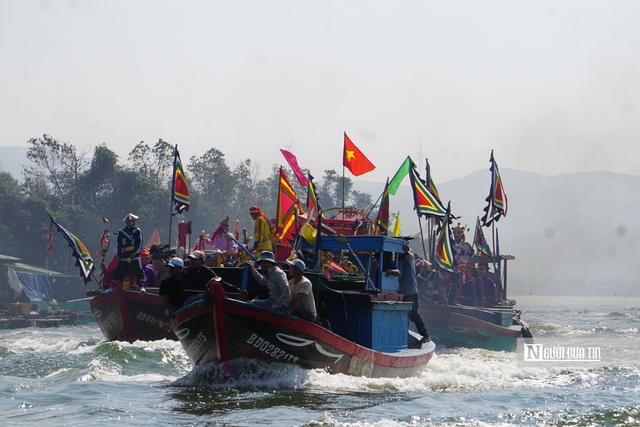 Lướt s&oacute;ng trải nghiệm lễ hội cầu ngư hơn 200 năm tuổi của ngư d&acirc;n tr&ecirc;n đầm Thị Nại- Ảnh 4.