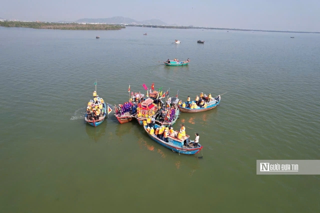 Lướt s&oacute;ng trải nghiệm lễ hội cầu ngư hơn 200 năm tuổi của ngư d&acirc;n tr&ecirc;n đầm Thị Nại- Ảnh 6.