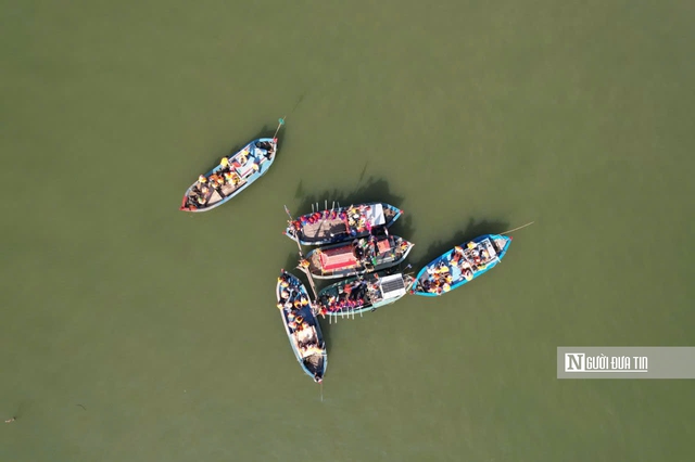 Lướt s&oacute;ng trải nghiệm lễ hội cầu ngư hơn 200 năm tuổi của ngư d&acirc;n tr&ecirc;n đầm Thị Nại- Ảnh 7.