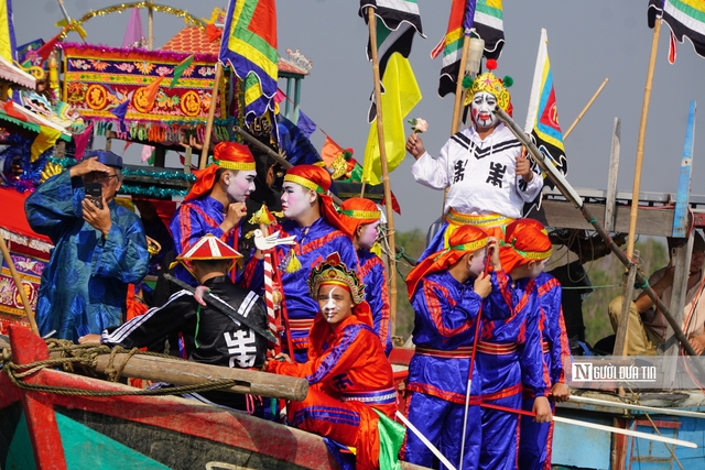 Lướt s&oacute;ng trải nghiệm lễ hội cầu ngư hơn 200 năm tuổi của ngư d&acirc;n tr&ecirc;n đầm Thị Nại- Ảnh 9.