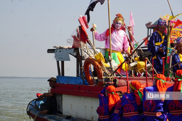 Lướt s&oacute;ng trải nghiệm lễ hội cầu ngư hơn 200 năm tuổi của ngư d&acirc;n tr&ecirc;n đầm Thị Nại- Ảnh 10.