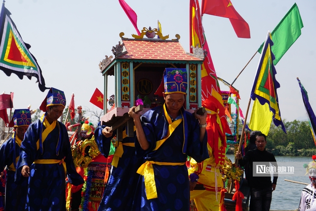 Lướt s&oacute;ng trải nghiệm lễ hội cầu ngư hơn 200 năm tuổi của ngư d&acirc;n tr&ecirc;n đầm Thị Nại- Ảnh 12.