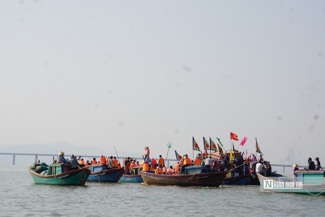 Lướt s&oacute;ng trải nghiệm lễ hội cầu ngư hơn 200 năm tuổi của ngư d&acirc;n tr&ecirc;n đầm Thị Nại- Ảnh 17.
