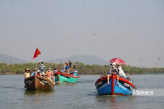 Lướt s&oacute;ng trải nghiệm lễ hội cầu ngư hơn 200 năm tuổi của ngư d&acirc;n tr&ecirc;n đầm Thị Nại- Ảnh 15.