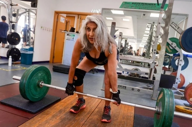 Cụ b&agrave; U70 vẫn n&acirc;ng tạ mỗi ng&agrave;y nhờ th&oacute;i quen độc lạ c&oacute; "1-0-2" - Ảnh 1.