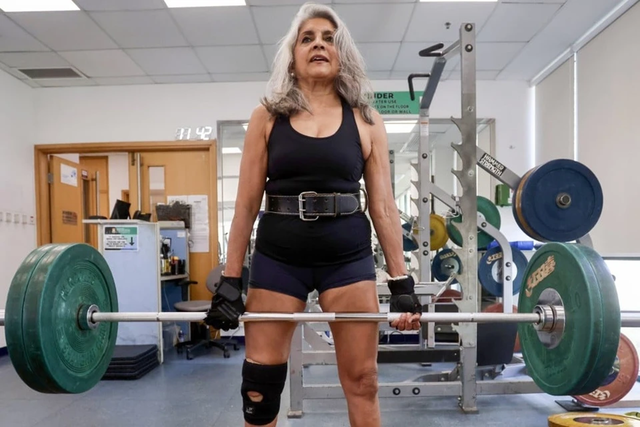 Cụ b&agrave; U70 vẫn n&acirc;ng tạ mỗi ng&agrave;y nhờ th&oacute;i quen độc lạ c&oacute; "1-0-2" - Ảnh 2.