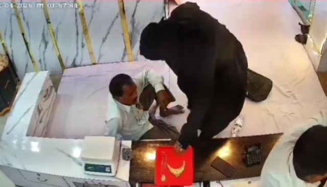 Người phụ nữ vờ mua h&agrave;ng rồi d&ugrave;ng s&uacute;ng cướp cửa h&agrave;ng trang sức - Ảnh 1.