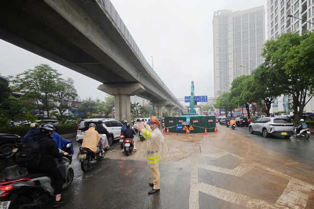 H&agrave; Nội ph&acirc;n luồng giao th&ocirc;ng tại c&aacute;c tuyến phố c&oacute; r&agrave;o chắn dự &aacute;n chống ngập - Ảnh 1.