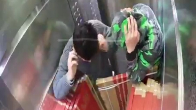 Qu&aacute; tải, thang m&aacute;y đột ngột rơi xuống đất - Ảnh 1.