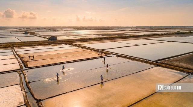 Theo ch&acirc;n di&ecirc;m d&acirc;n &ldquo;nu&ocirc;i&rdquo; muối giữa nắng, gi&oacute; v&agrave; mồ h&ocirc;i- Ảnh 1.