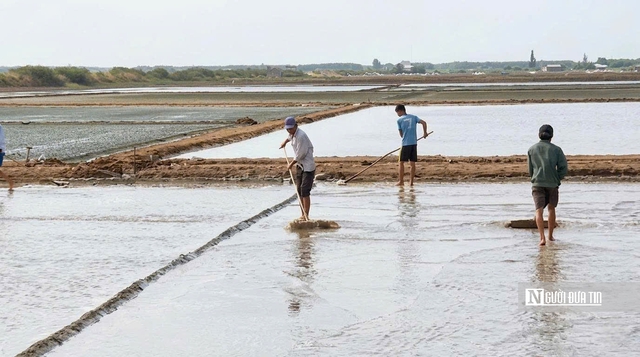 Theo ch&acirc;n di&ecirc;m d&acirc;n &ldquo;nu&ocirc;i&rdquo; muối giữa nắng, gi&oacute; v&agrave; mồ h&ocirc;i- Ảnh 6.