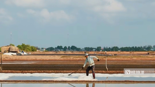 Theo ch&acirc;n di&ecirc;m d&acirc;n &ldquo;nu&ocirc;i&rdquo; muối giữa nắng, gi&oacute; v&agrave; mồ h&ocirc;i- Ảnh 8.