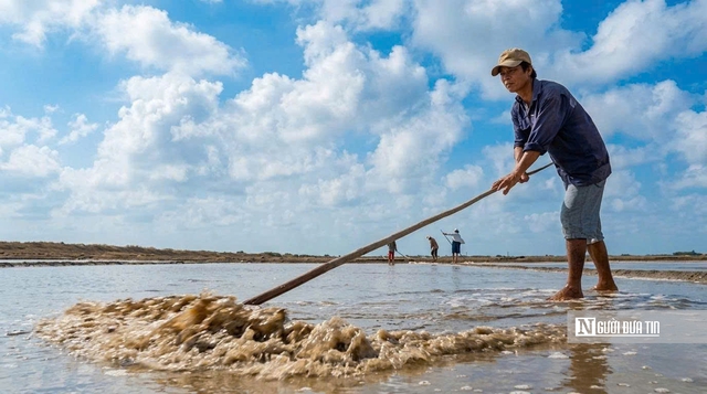Theo ch&acirc;n di&ecirc;m d&acirc;n &ldquo;nu&ocirc;i&rdquo; muối giữa nắng, gi&oacute; v&agrave; mồ h&ocirc;i- Ảnh 9.