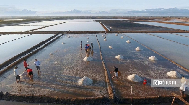 Theo ch&acirc;n di&ecirc;m d&acirc;n &ldquo;nu&ocirc;i&rdquo; muối giữa nắng, gi&oacute; v&agrave; mồ h&ocirc;i- Ảnh 14.