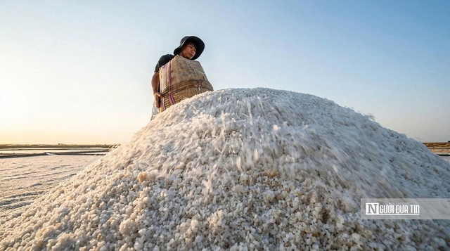 Theo ch&acirc;n di&ecirc;m d&acirc;n &ldquo;nu&ocirc;i&rdquo; muối giữa nắng, gi&oacute; v&agrave; mồ h&ocirc;i- Ảnh 19.