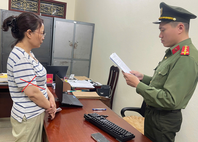 Bắt "nữ qu&aacute;i" giả danh nam giới lừa đảo t&igrave;nh cảm, chiếm đoạt hơn 1,1 tỷ đồng - Ảnh 1.