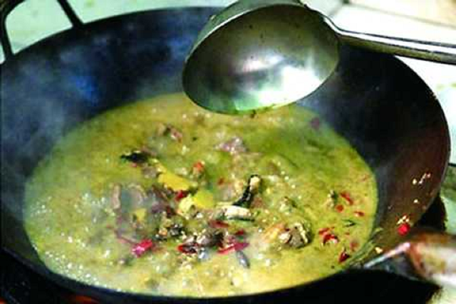 Món ăn "kinh dị nhất thế giới": Lẩu phân bò, nặng mùi không phải ai cũng dám thử - Ảnh 3.