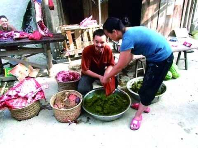 Món ăn "kinh dị nhất thế giới": Lẩu phân bò, nặng mùi không phải ai cũng dám thử - Ảnh 1.