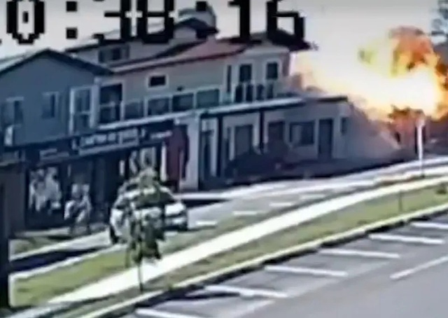 M&aacute;y bay đ&acirc;m v&agrave;o nh&agrave; h&agrave;ng rồi bốc ch&aacute;y khiến 4 người tử vong - Ảnh 1.