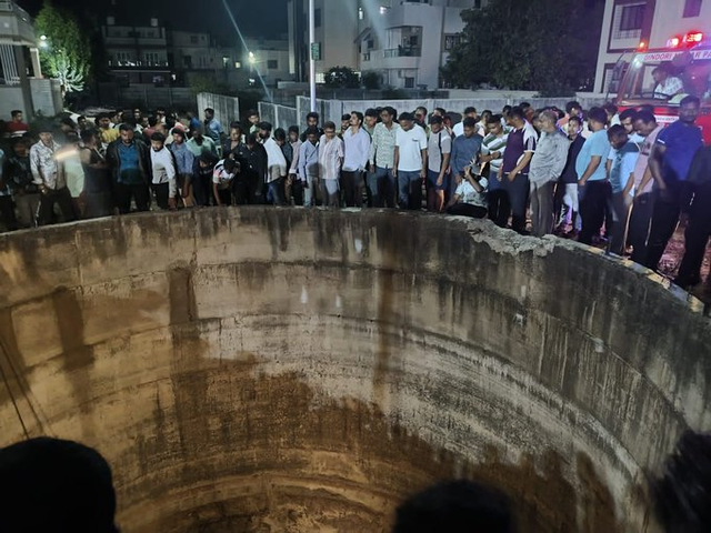 &Ocirc; t&ocirc; lao xuống giếng s&acirc;u, 9 người được t&igrave;m thấy trong xe - Ảnh 1.