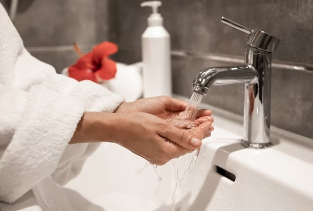 Th&oacute;i quen rửa mặt nhiều chị em đang l&agrave;m mỗi ng&agrave;y, khiến da gi&agrave; nhanh - Ảnh 2.