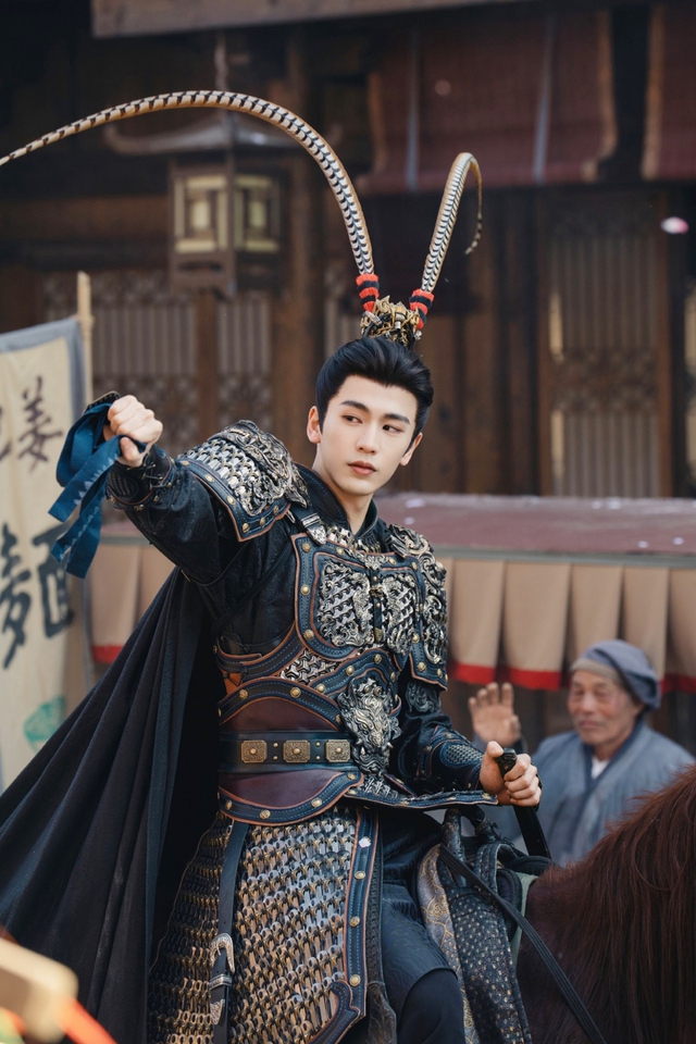 Trương Lăng H&aacute;ch - "Tướng qu&acirc;n kem nền" gặp th&ecirc;m biến căng - Ảnh 2.