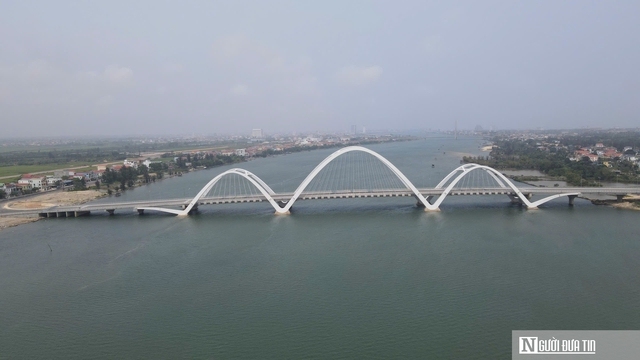 Cầu 1.300 tỷ đồng bắc qua sông Nhật Lệ hoàn thành nhưng chưa thể thông tuyến- Ảnh 1. Cầu 1.300 tỷ đồng bắc qua sông Nhật Lệ hoàn thành nhưng chưa thể thông tuyến- Ảnh 1.