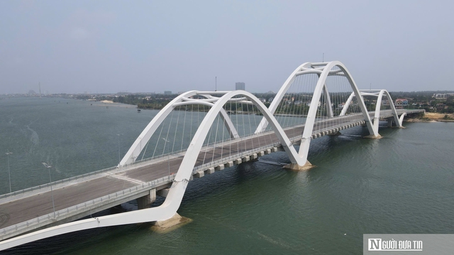 Cầu 1.300 tỷ đồng bắc qua sông Nhật Lệ hoàn thành nhưng chưa thể thông tuyến- Ảnh 2. Cầu 1.300 tỷ đồng bắc qua sông Nhật Lệ hoàn thành nhưng chưa thể thông tuyến- Ảnh 2.