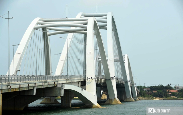 Cầu 1.300 tỷ đồng bắc qua sông Nhật Lệ hoàn thành nhưng chưa thể thông tuyến- Ảnh 3. Cầu 1.300 tỷ đồng bắc qua sông Nhật Lệ hoàn thành nhưng chưa thể thông tuyến- Ảnh 3.