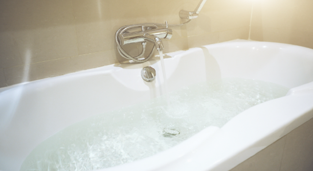 Người đ&agrave;n &ocirc;ng 58 tuổi tử vong khi tắm, b&aacute;c sĩ điểm mặt chỉ t&ecirc;n th&oacute;i quen "b&agrave;o m&ograve;n" sức khỏe nhiều người mắc phải- Ảnh 1.