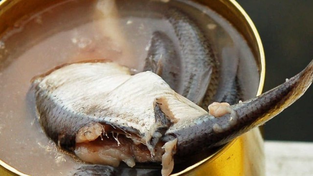 Món ăn "thối nhất thế giới": Khó ngửi tới mức không được phép mở trong nhà - Ảnh 2.