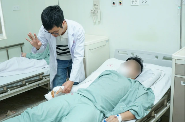 Nam thanh ni&ecirc;n 19 tuổi cấp cứu, g&atilde;y xương nhiều mảnh rời từ vật tay - Ảnh 2.