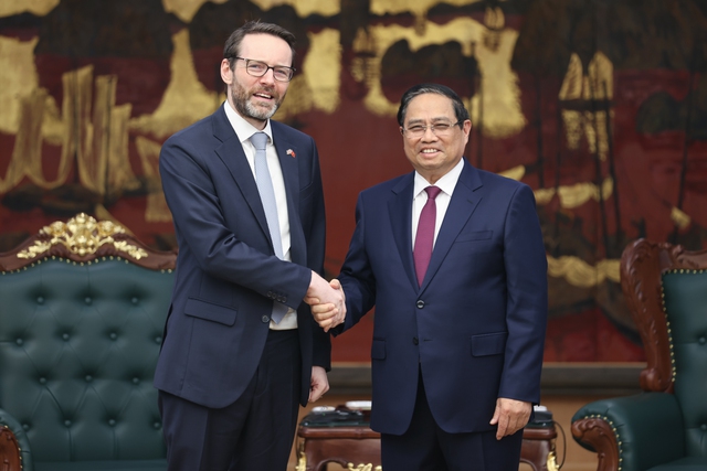 Thủ tướng Phạm Minh Ch&iacute;nh tiếp Đại sứ Anh Iain Frew - Ảnh 1.