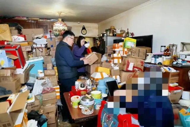 Cụ b&agrave; m&ecirc; mua h&agrave;ng tr&ecirc;n mạng, 30 người dọn 12 giờ mới thấy mặt s&agrave;n - Ảnh 1.