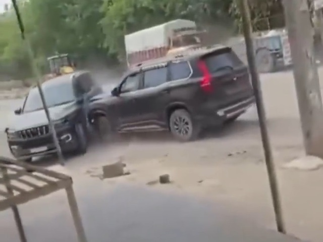 Tranh c&atilde;i, 2 t&agrave;i xế l&aacute;i &ocirc; t&ocirc; đ&acirc;m nhau như phim h&agrave;nh động - Ảnh 1.